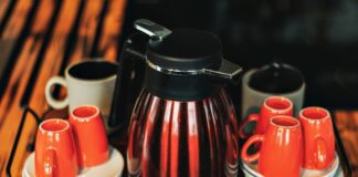 Домогосподині назвали універсальний засіб, який очищає чайник