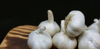 Що внести під часник у червні