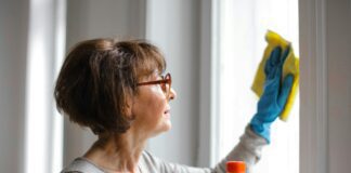 Як вимити вікна без розводів за допомогою оцту