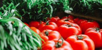 Городники розповіли, чим підживити помідори для гарного врожаю