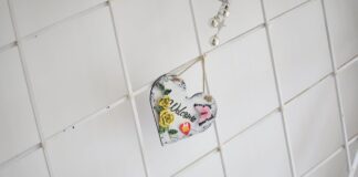 Експерти розповіли, як відмити плитку від нальоту у ванній кімнаті