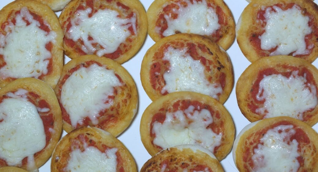 Ці міні-піци стануть вашими улюбленими: потрібна тільки моцарела та кілька томатів – супер-перекус 