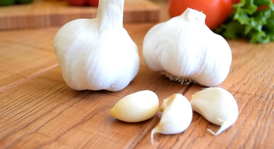 Крейда, нашатир, вода – часнику буде гора: після цього підживлення очікуйте на мегаврожай. Перевірено 