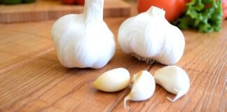 Дачники розповіли, чим підживити часник для рясного врожаю