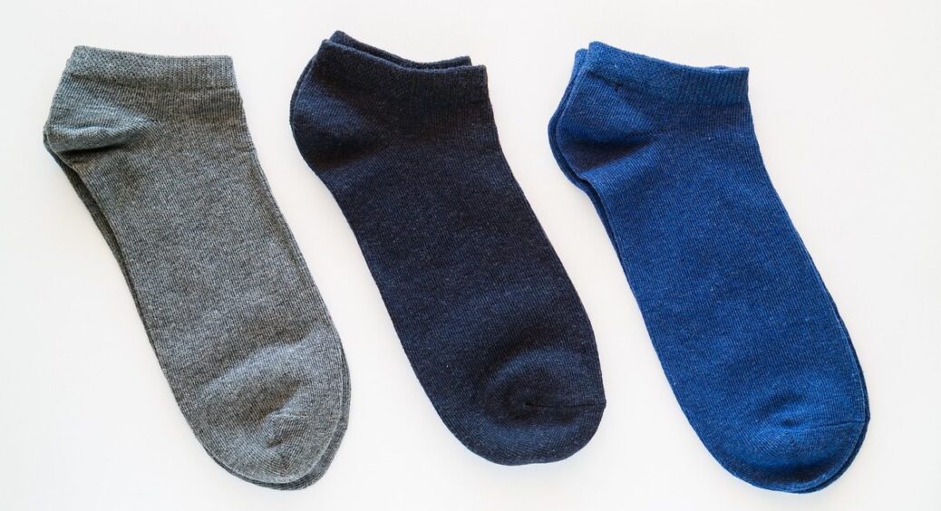 Беру звичайну шкарпетку і закопую в городі у травні: ось навіщо я так роблю – ніякі хімікати не потрібні 