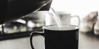 Як врятуватися від спеки гарячим чаєм