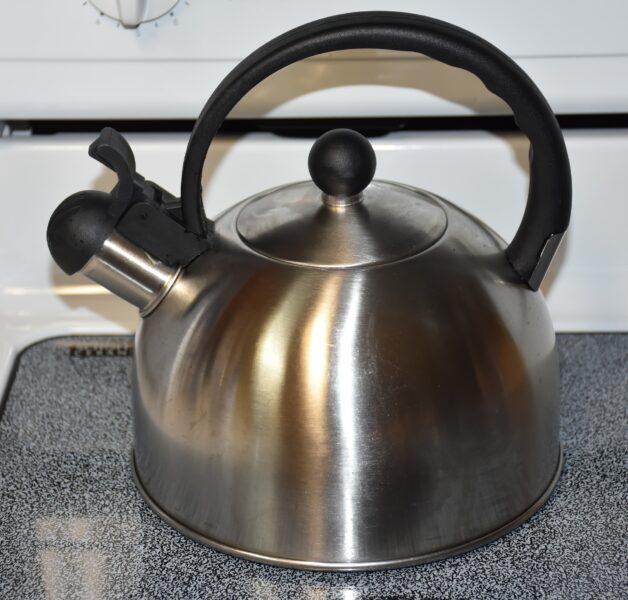 Експерти розповіли, як швидко та ефективно очистити від накипу чайник у домашніх умовах