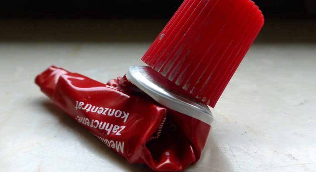 У гарної господині добро не пропадає: не викидаю тюбик від зубної пасти, як закінчується. Не сміття – золото 