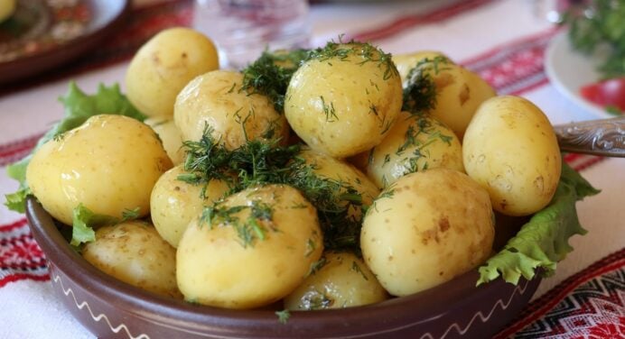 Додайте один інгредієнт у картоплю під час варіння: навіть стара бульба буде за смаком як молода. Вау-ефект 
