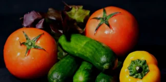 Городники розповіли, чим правильно підживлювати томати й огірки на етапі посадки