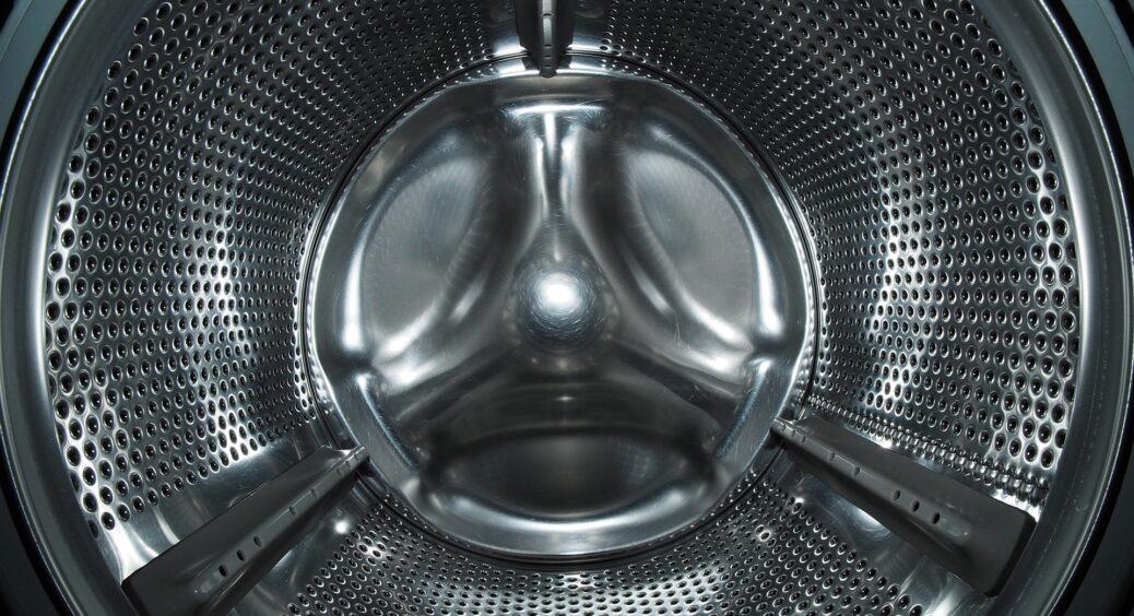 Затиснула 2 кнопки і пральна машина сама очистилася від бруду, цвілі і залишків порошку: прослужить вічність 