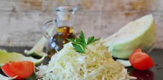 Кухар поділився миттєвим рецептом салату з капусти
