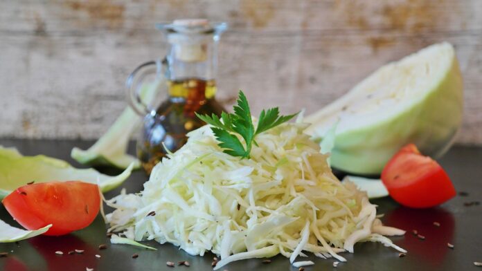 Кухар поділився миттєвим рецептом салату з капусти