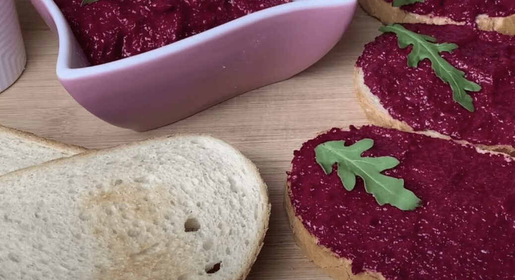 Забула про покупку масла та всіх похідних продуктів: як приготувати намазку на хліб з буряка за 10 хв 