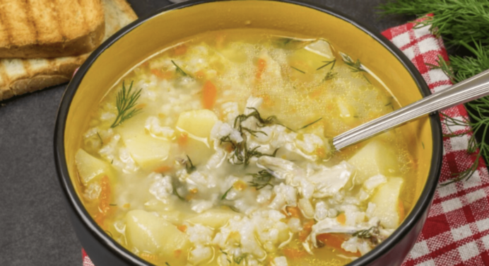 Замість макаронів тепер використовую тільки рис: рецепт ідеального курячого супу на обід для родини 