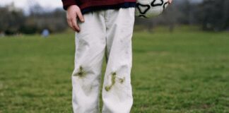 Господині розповіли, як просто вивести плями від трави на одязі