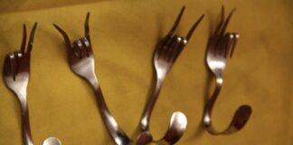 Як освіжити повітря в туалеті завдяки виделці та губці