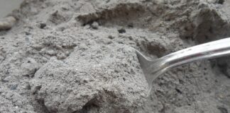 Як правильно розводити золу для удобрення