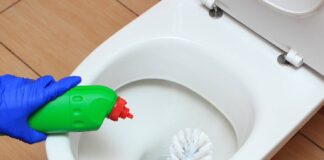 Як очистити унітаз від жовтого нальоту