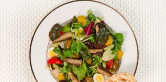 Як приготувати смачний салат із шпротами та помідорами 