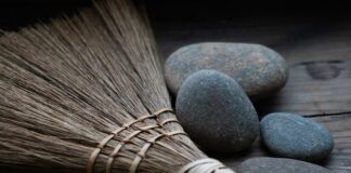 Експерти пояснили, чому прикмета не підмітати ввечері обгрунтована