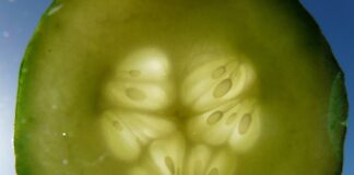 Навіщо натирати дзеркало огірком