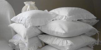 Господині розповіли, як швидко освіжити подушки без прання