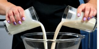 Господині показали, як приготувати домашній вершковий сир 