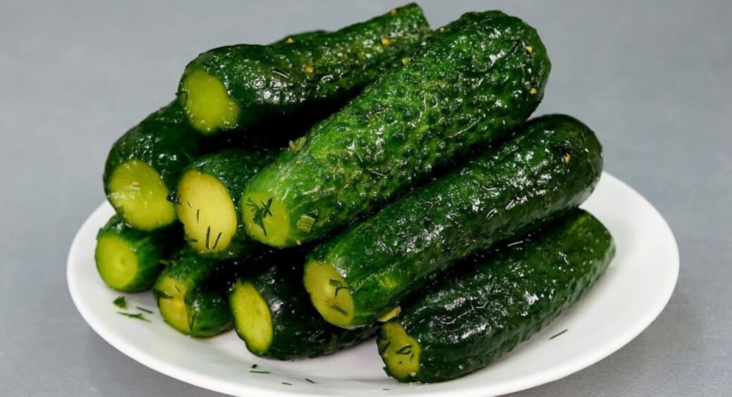 Малосольні огірки завжди виходять хрусткими: мама розкрила золоте правило приготування. Просто і геніально 