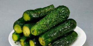 Як приготувати малосольні огірки