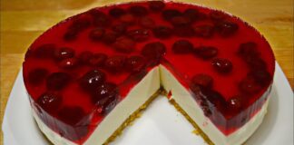 Кондитер пояснив, як приготувати торт без випічки з вишнею