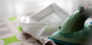 Як прасувати одяг без праски