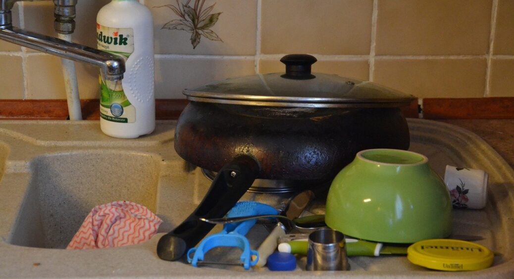 Вдома стає тільки брудніше: 3 головні помилки при прибиранні, які робить мінімум кожна друга господиня 