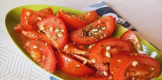 Шеф-кухар розповів, як смачно приготувати літню закуску з помідорів