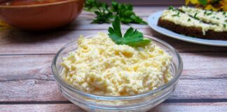 Кухар поділився бюджетним рецептом салату з плавлених сирків
