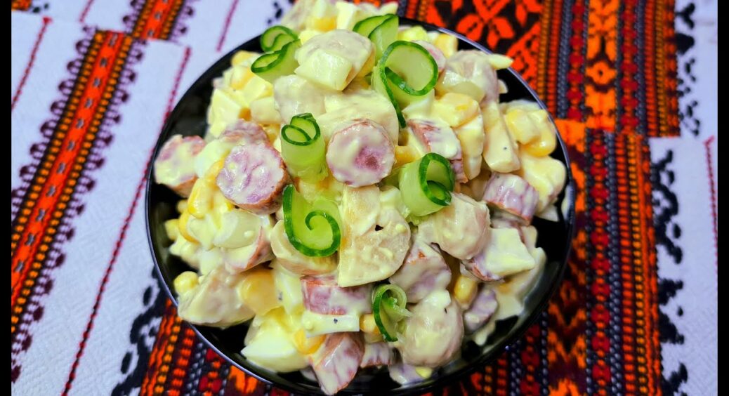 Беру всього жменьку ковбасок і готую цей неймовірний “Мисливський салат”: друзі не вірять, що все бюджетно 