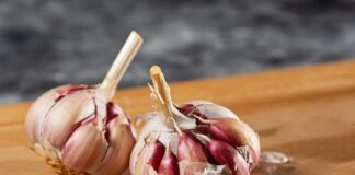 Порада експертів: як врятувати пір'я часнику, що жовтіє і сохне