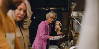 Експерти розповіли, чому не можна мити посуд у гостях