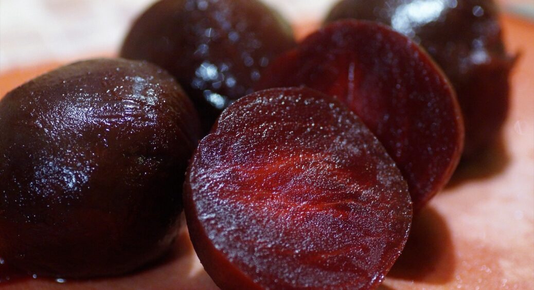 Позбуваємось від запаху та скорочуємо час приготування з години до 15 хвилин: як швидко зварити буряк 