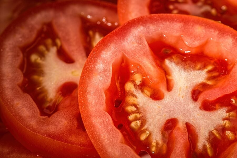 Як підгодувати помідори молоком і йодом