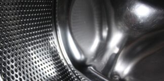 Господині розповіли, навіщо класти пакет до пральної машини під час прання