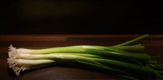 Експерти розповіли, як запобігти пожовтінню підрослої зеленої цибулі