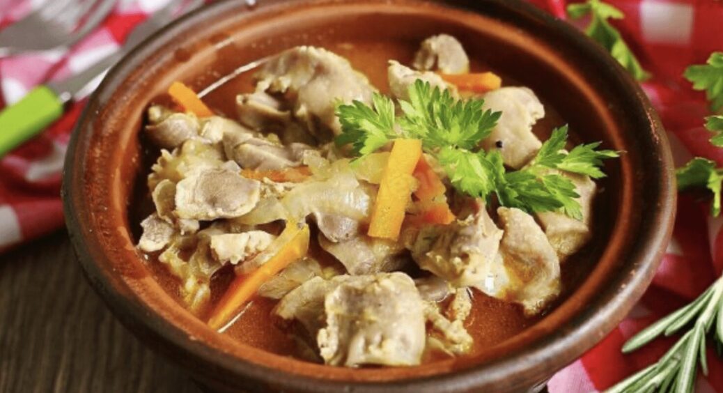 Чоловік носив мене на руках після такої вечері: ділюся рецептом ніжних курячих шлуночків на сковороді 