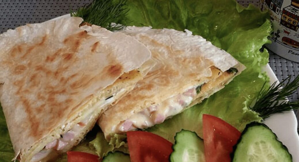 2 хвилини бовтаю в мисці, ще 3 на пательні – і готово: рецепт омлету в лаваші на сніданок без клопоту 