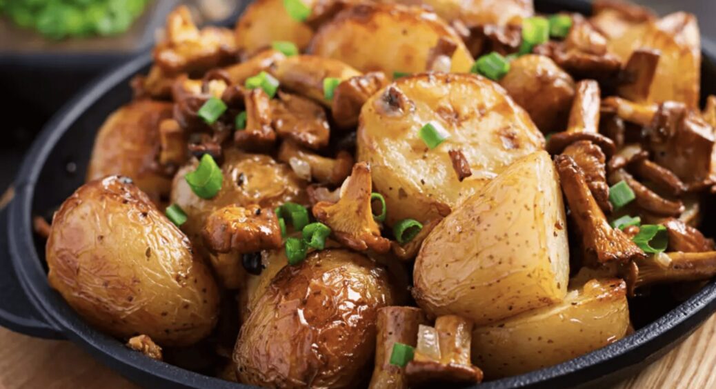 Чоловік носив мене на руках після цієї страви: розповідаю, як приготувати молоду картоплю з лисичками 