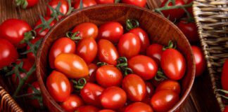 Городники назвали потужне добриво для плодоношення томатів