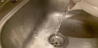 Господині розповіли, як прибрати запах каналізації зі зливних труб 
