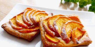 Десерт з листкового тіста та персиків: швидкий та простий рецепт
