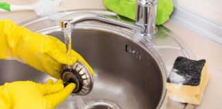 Господині розповіли, як без витрат прочистити засмічення у раковині