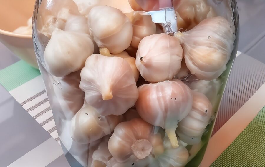 Як приготувати часник у банках на зиму